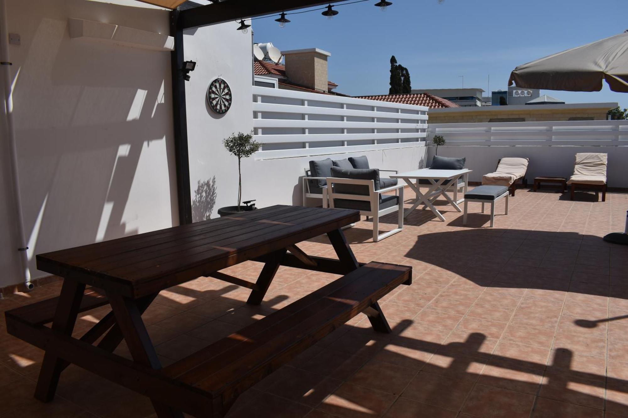 דירה Sunny Rooftop In 91sqm Terrace Delight!