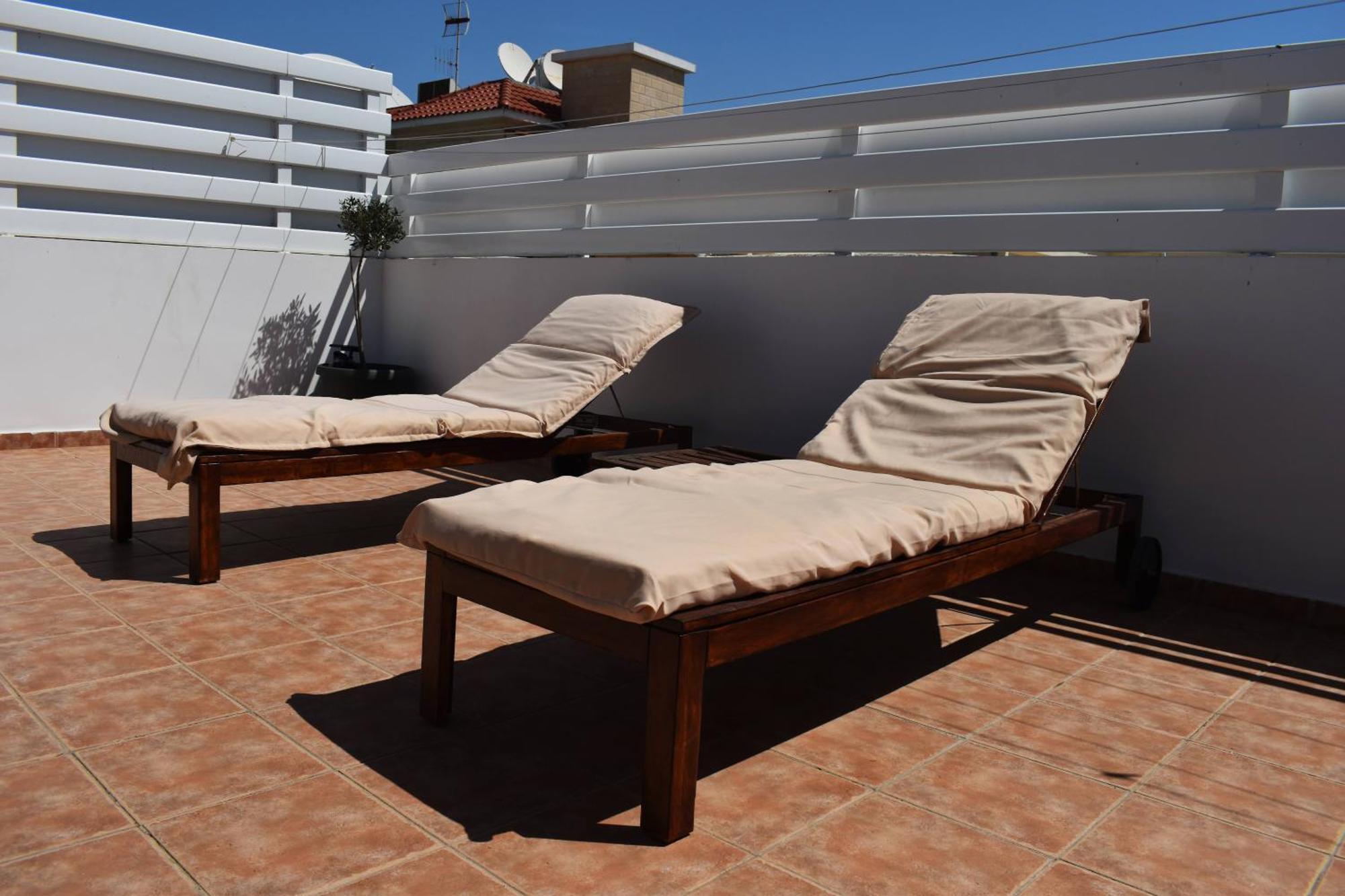 דירה Sunny Rooftop In 91sqm Terrace Delight! *
