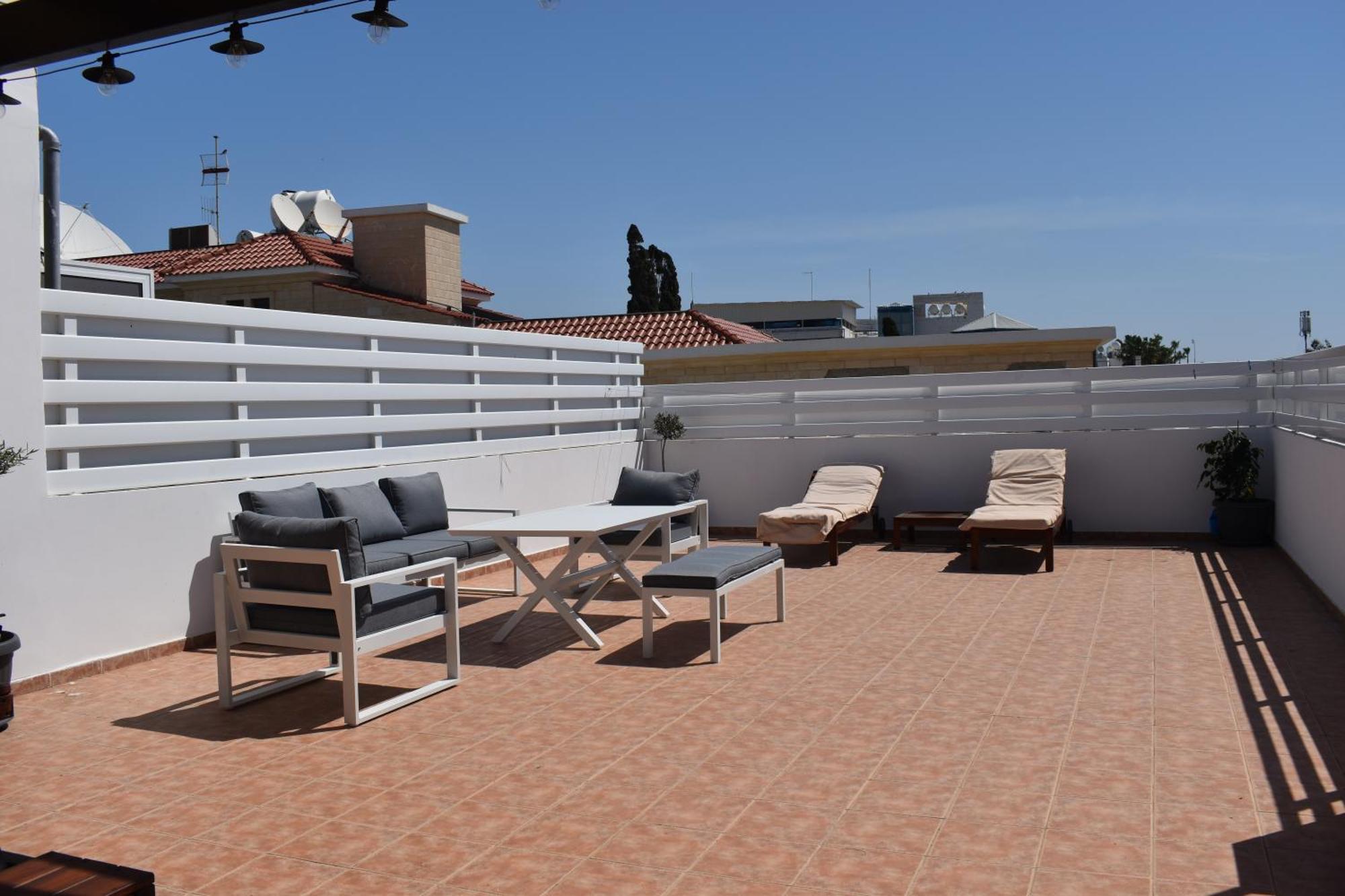 Sunny Rooftop In 91sqm Terrace Delight! איה נאפה